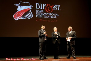 Il Sindaco A. De Caro con il Presidente N. Vendola e Felice Laudadio sul palcoscenico del Petruzzelli alla Serata Inaugurale del Bifest 2015 