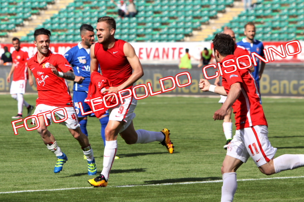 Foto Copertina Puscas esulta con Romizi e Sansone dopo il goal
