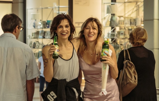Micaela Ramazzotti e  Valeria Bruni Tedeschi in una scena del film