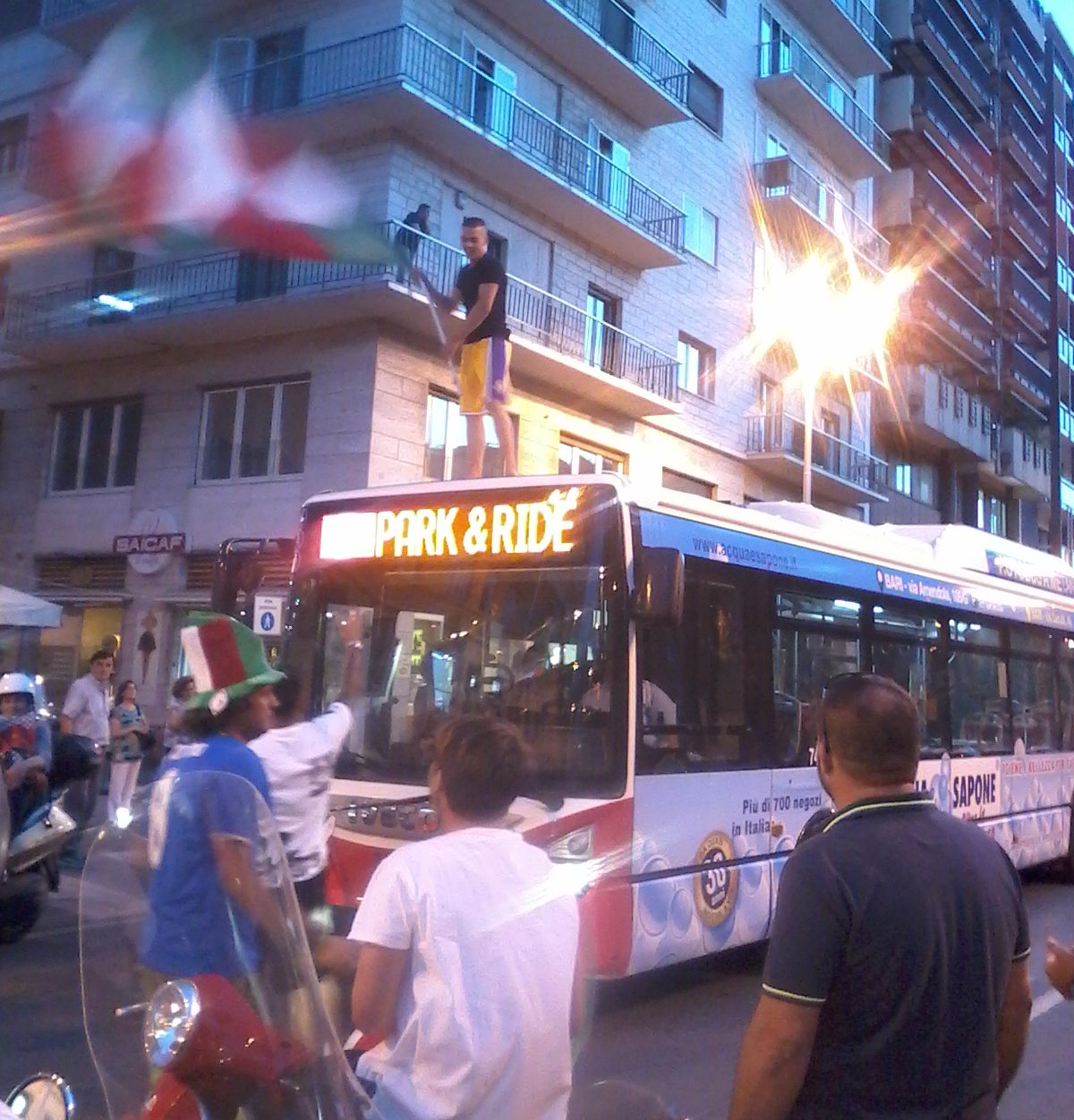Tifoso festeggia sopra il Bus