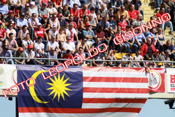  In tribuna est viene esposta la bandiera della Malesia per dare il benvenuto al nuovo azinista Dr. Noordin Ahmad 