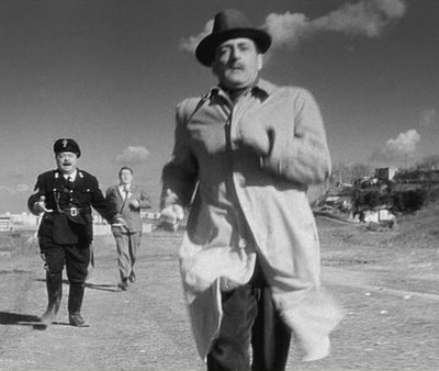 Aldo Fabrizi insegue Totò nel famoso film "Guardie e ladri".